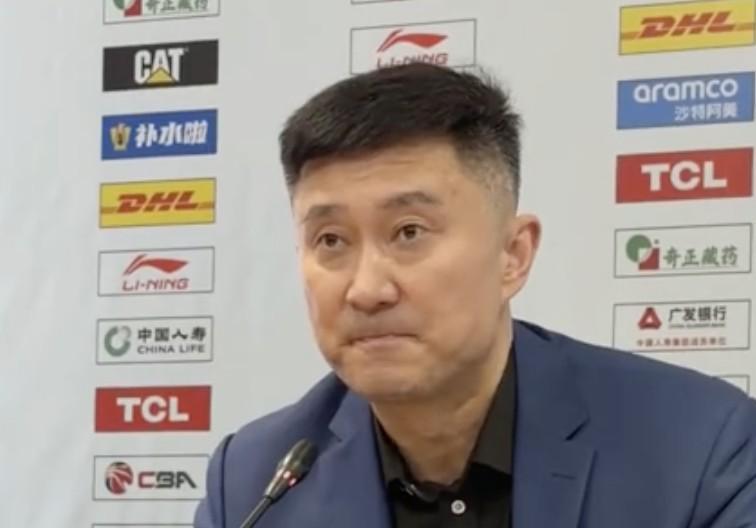MK体育-杜锋暖心祝福球迷大爷：每次来吉林都会看到他，希望他一切顺利