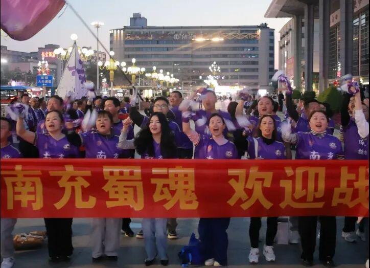 南充丝绸源点队高原集训归来,球迷火车站热烈迎接