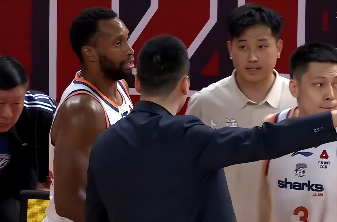 MK体育登录入口-势不可挡!上海男篮豪取13连胜直指总冠军,山西队后悔放走古德温